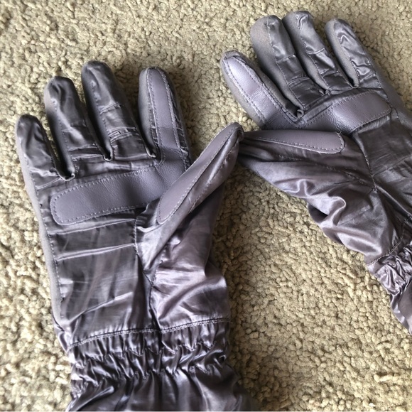 Isotoner Womens' Lined Touchscreen Gloves - Picture 4 of 9